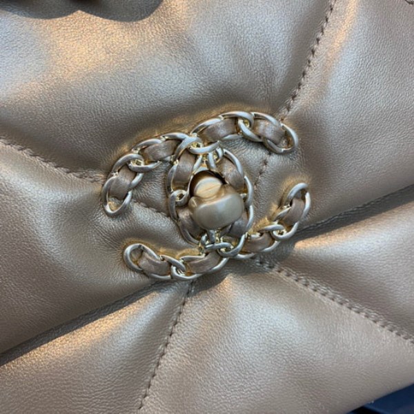Chanel As1160 Chanel 19 Handbag Flap Lambskin Gold 4 Chanel As1160 Chanel 19 Handbag Flap Lambskin Gold - immagine 4
